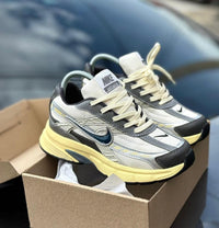 TENIS NIKE GRIS BEIGE